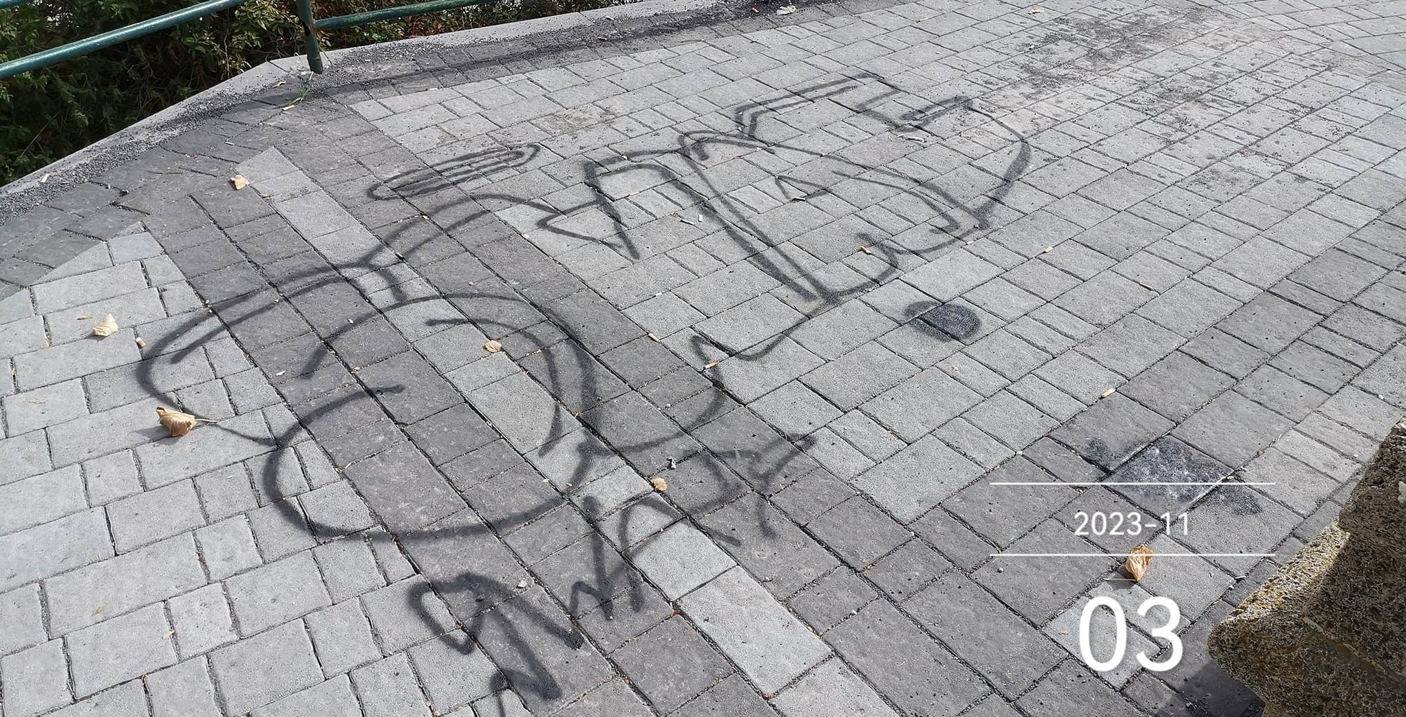 Augusta, ancora da inaugurare ma già vandalizzate le nuove mattonelle della Villa comunale