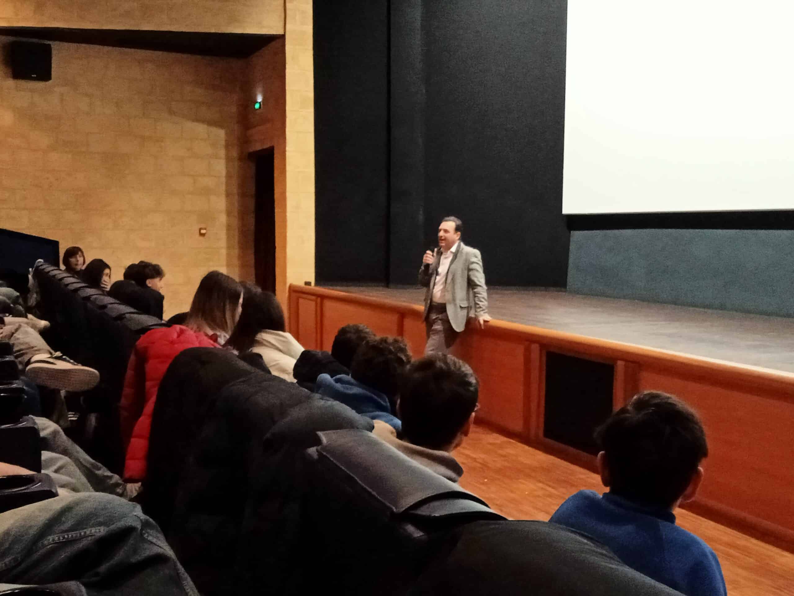 Augusta, bullismo e cyberbullismo: “Il ragazzo dai pantaloni rosa” per gli alunni del Corbino